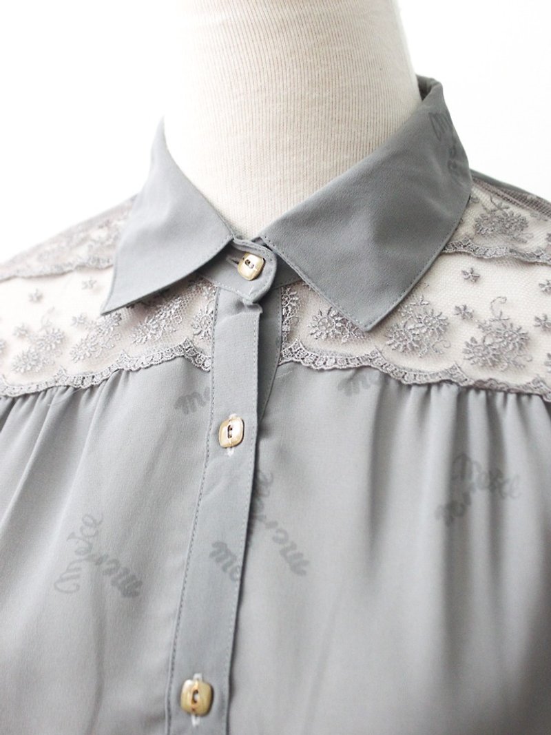 【RE1021T266】 Autumn Japanese-made retro gray lace stitching ancient shirt - Women's Shirts - Polyester Gray
