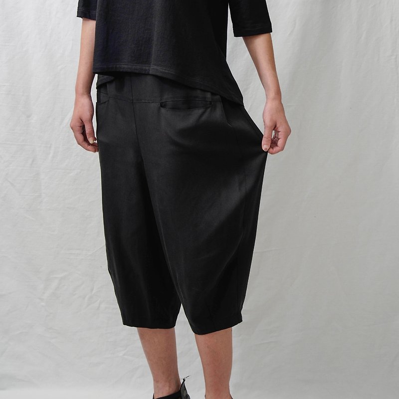 Front and rear pockets. Black linen wide pants. Spring and Summer | Ysanne - Women's Pants - Cotton & Hemp Black