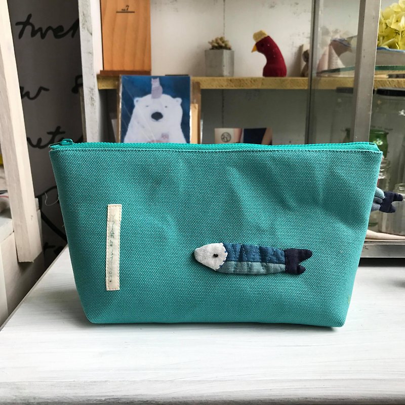 Saury / water blue bottom / zipper storage bag (large) - กระเป๋าเครื่องสำอาง - กระดาษ สีน้ำเงิน