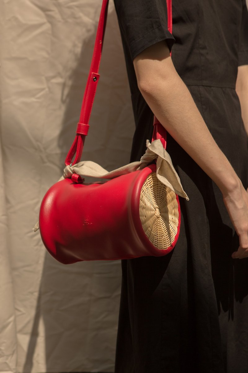 Ruby Cylinda bag (red) - กระเป๋าถือ - วัสดุอื่นๆ สีแดง