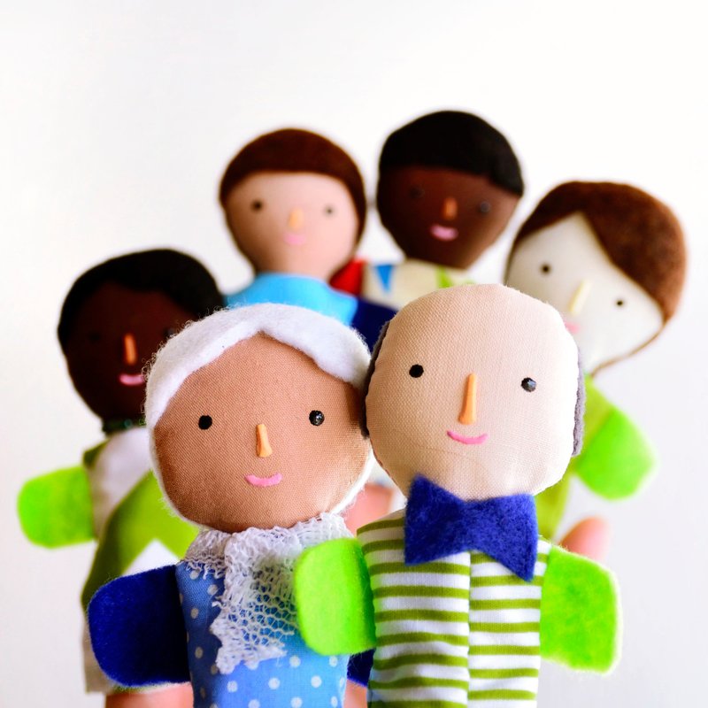 Family of 6 finger puppets with different skin color - 手工娃娃 - Handmade - Doll - 寶寶/兒童玩具/玩偶 - 其他材質 多色