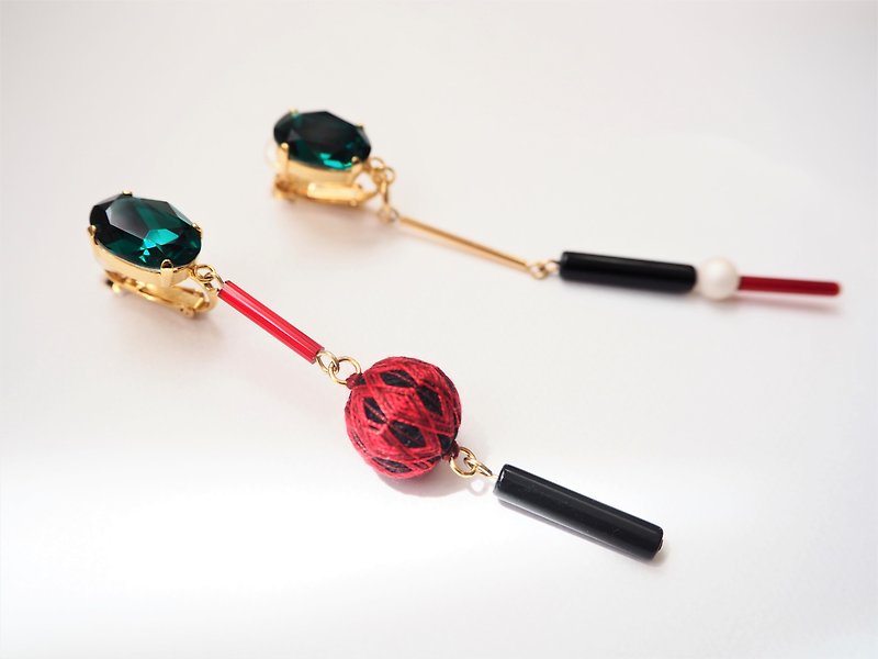 tachibanaya 傳統工藝 手鞠球 刺繡 綠水晶不對稱 耳環 黑 紅 - 耳環/耳夾 - 繡線 綠色