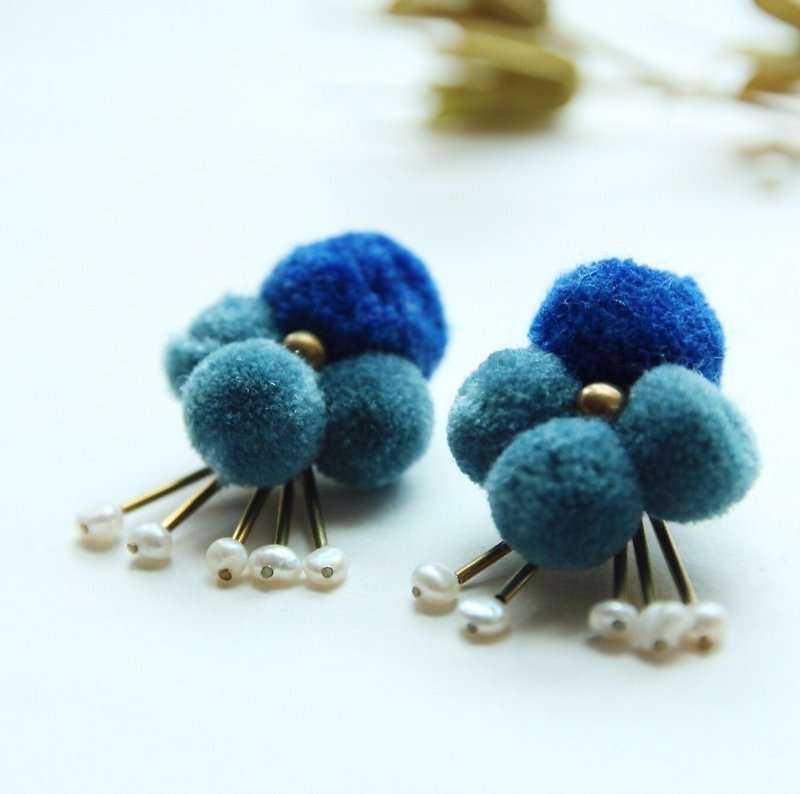 太平洋毛球珍珠黃銅耳環 - 耳環/耳夾 - 棉．麻 藍色