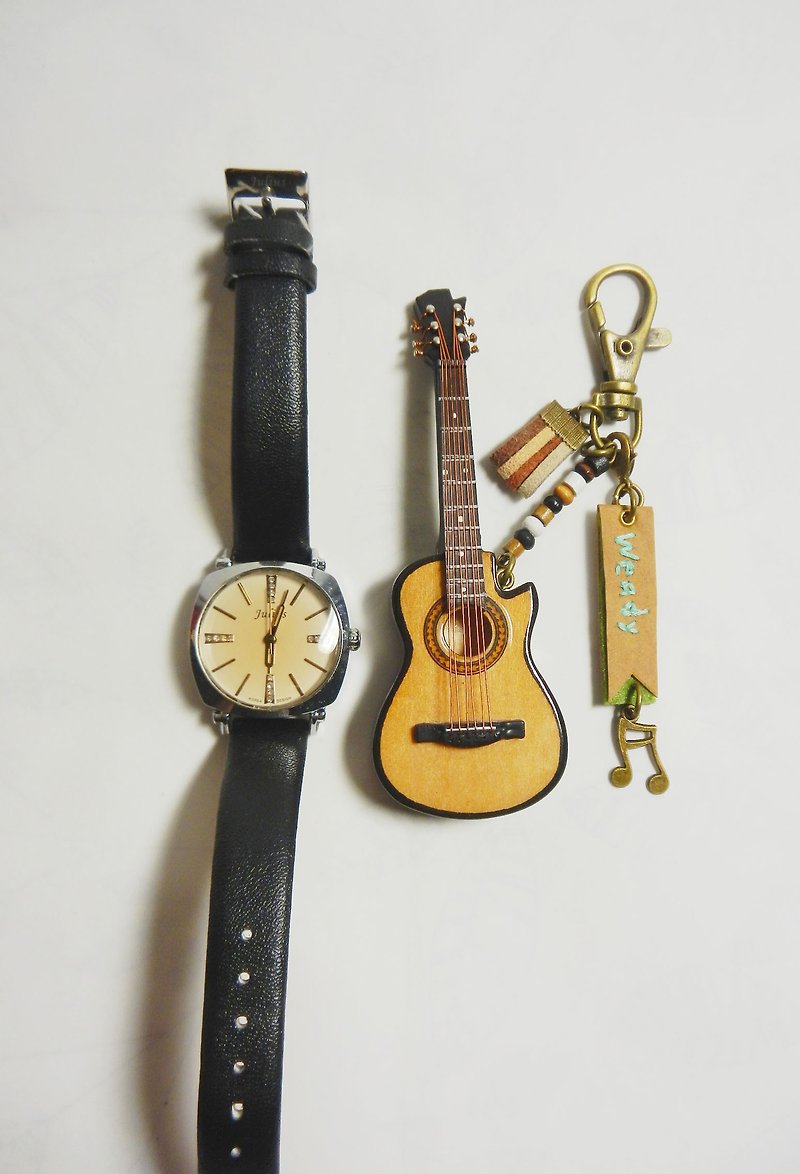 【Notch guitar】 mini guitar texture mini model pendant supports Hong Kong back delivery - พวงกุญแจ - ไม้ สีแดง