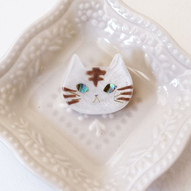 Uru Uru Eye Animal Brooch White Tiger Pearl White x Brown Raden Style White Tiger - เข็มกลัด - เปลือกหอย ขาว