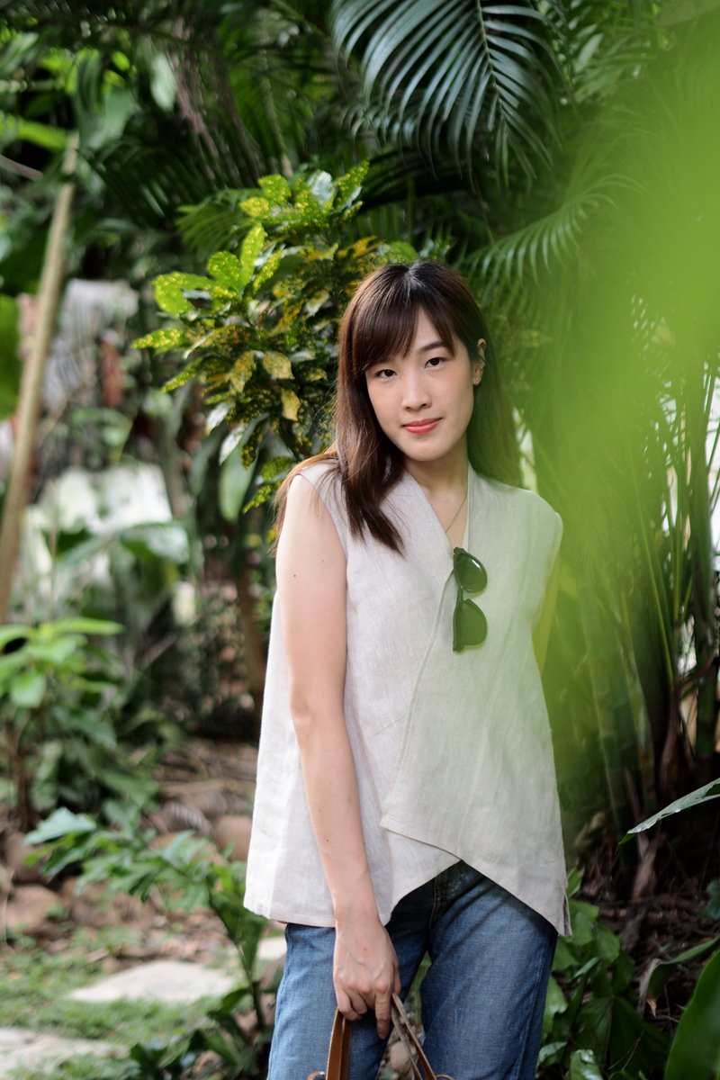 Pollen Blouse : V neck Sleeveless Linen Breathable Blouse - 女上衣/長袖上衣 - 棉．麻 卡其色