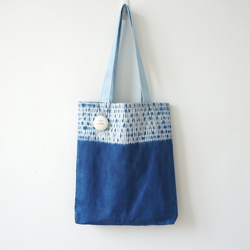 S.A x Blue Straw, Indigo dyed Handmade Abstract Pattern Tote Bag - กระเป๋าแมสเซนเจอร์ - ผ้าฝ้าย/ผ้าลินิน สีน้ำเงิน