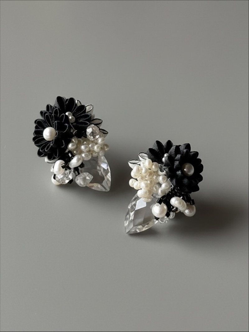 モノトーンなつまみ細工のお花のイヤーアクセサリー - 耳環/耳夾/耳骨夾 - 水晶 黑色