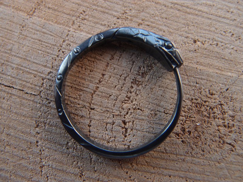 Ouroboros snake black sterling silver earring 18mm (0.7 inch) Single handcrafted - 耳環/耳夾 - 純銀 黑色