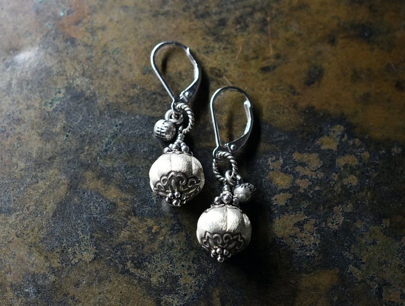 Streaked puffy top and bottom engraved Karen Silver and small bell earrings - ต่างหู - โลหะ สีเงิน