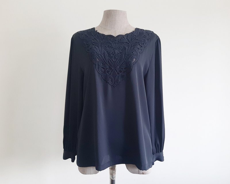 Small Vintage Black Embroidered Blouse Womens Long Puff Sleeve Top S - 女上衣/長袖上衣 - 聚酯纖維 黑色