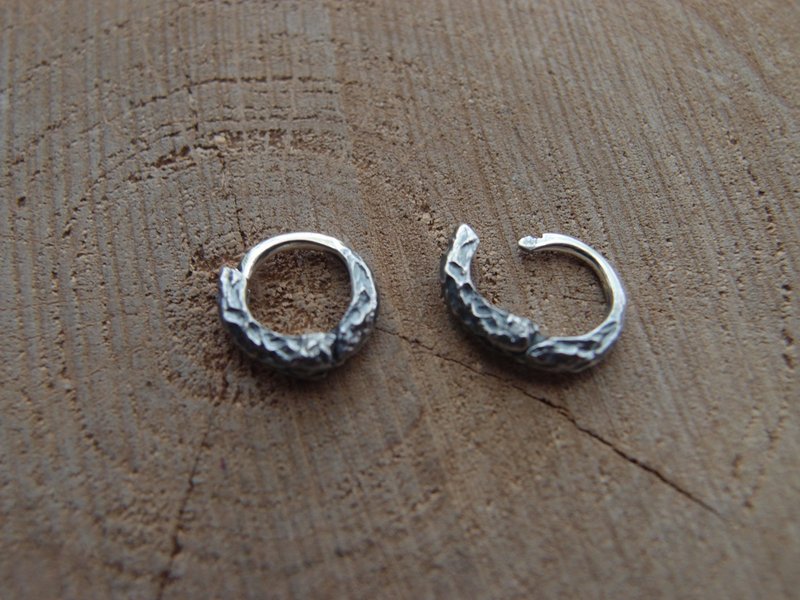 Stone Design Sterling Silver huggie hoop earrings 0.4 inch 10mm Earrings - ต่างหู - เงินแท้ สีเงิน