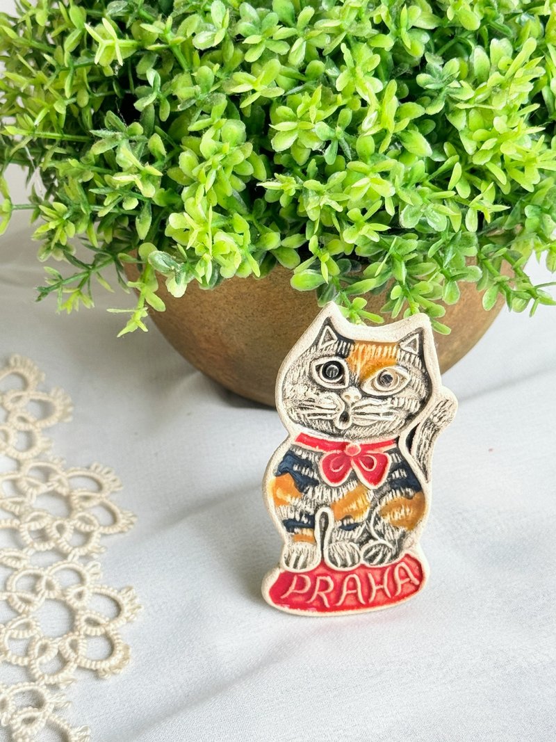 [Good Day Fetish] Czech Prague vintage/antique hand-squeezed clay magnet calico cat - ของวางตกแต่ง - ดินเผา ขาว