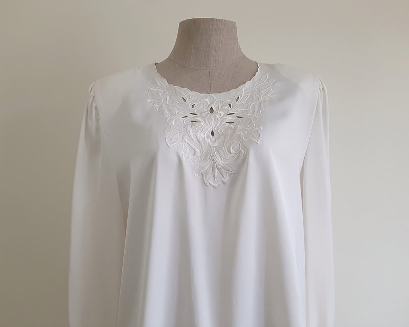 Medium Vintage Cream Embroidered Blouse Womens Long Puff Sleeve Top Cute Blouse - 女上衣/長袖上衣 - 聚酯纖維 