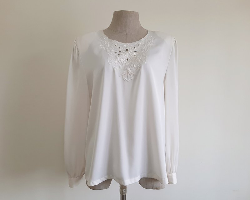 Medium Vintage Cream Embroidered Blouse Womens Long Puff Sleeve Top Cute Blouse - 女上衣/長袖上衣 - 聚酯纖維 