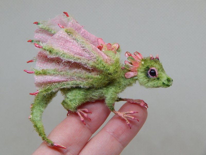 Miniature baby dragon is only 4 centimeters tall - Stuffed Dolls & Figurines - Other Materials Green