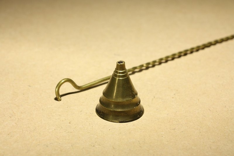 The old, long-handled, outdated, candlestick appliance purchased from the mid-20th century in the Netherlands - เทียน/เชิงเทียน - ทองแดงทองเหลือง สีส้ม