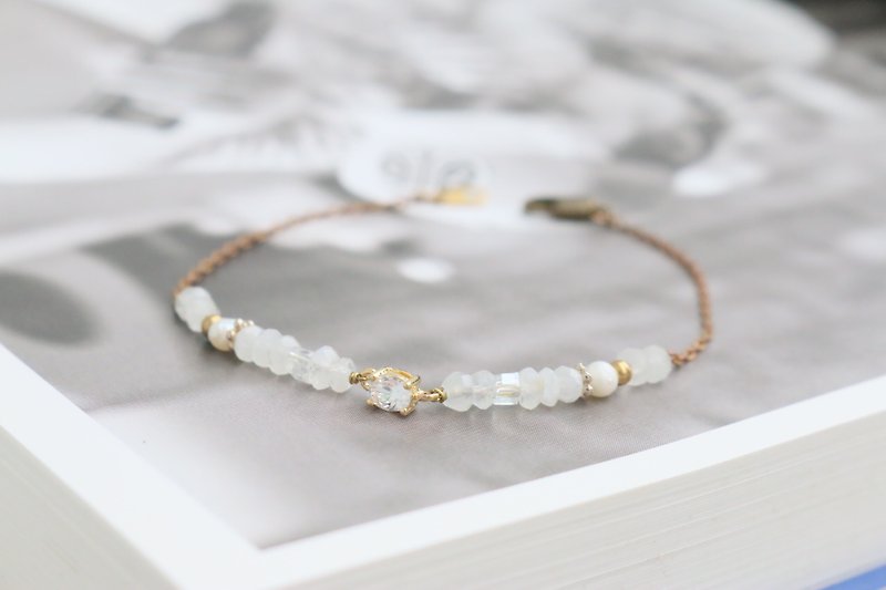 Moonstone crystal bracelet 0764 Luo - Bracelets - Gemstone White