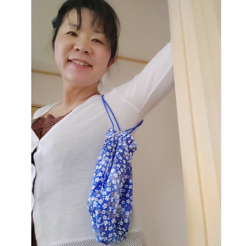 【Japanese style・Handcrafted】 Drawstring bag Cosmetic Pouch Purse Flowers Blue - กระเป๋าเครื่องสำอาง - ผ้าฝ้าย/ผ้าลินิน สีน้ำเงิน