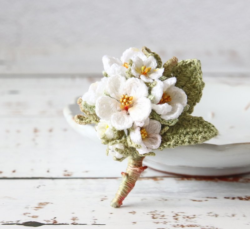 Wheel Plum Pure White S/L Brooch Woven Native Plants - เข็มกลัด - งานปัก ขาว