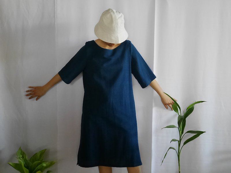 hand-woven cotton fabric with indigo dyes long dress - 連身裙 - 棉．麻 
