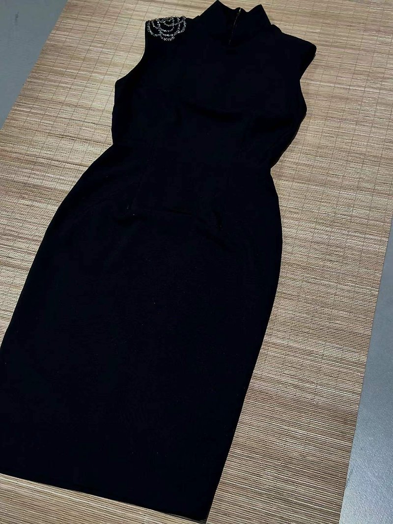 香港スタイルのチャイナドレス、黒のリネンの肩パッドとスタンドカラー - チャイナドレス - コットン・麻 ブラック