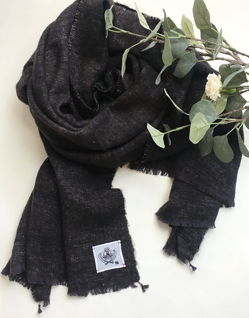 YakWool hand woven shawl - ผ้าพันคอ - วัสดุอื่นๆ สีดำ