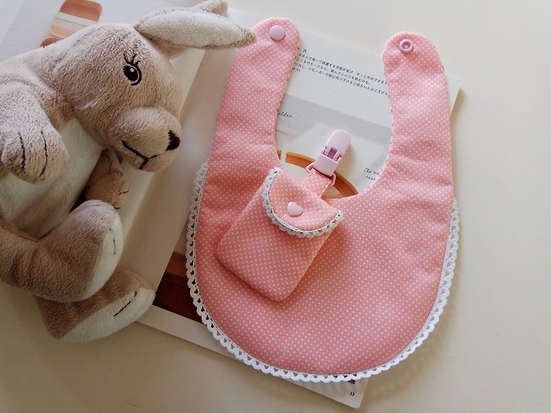 粉底水玉棉蕾絲款 彌月禮物 嬰兒圍兜+平安符袋 - 口水肩/圍兜 - 棉．麻 粉紅色
