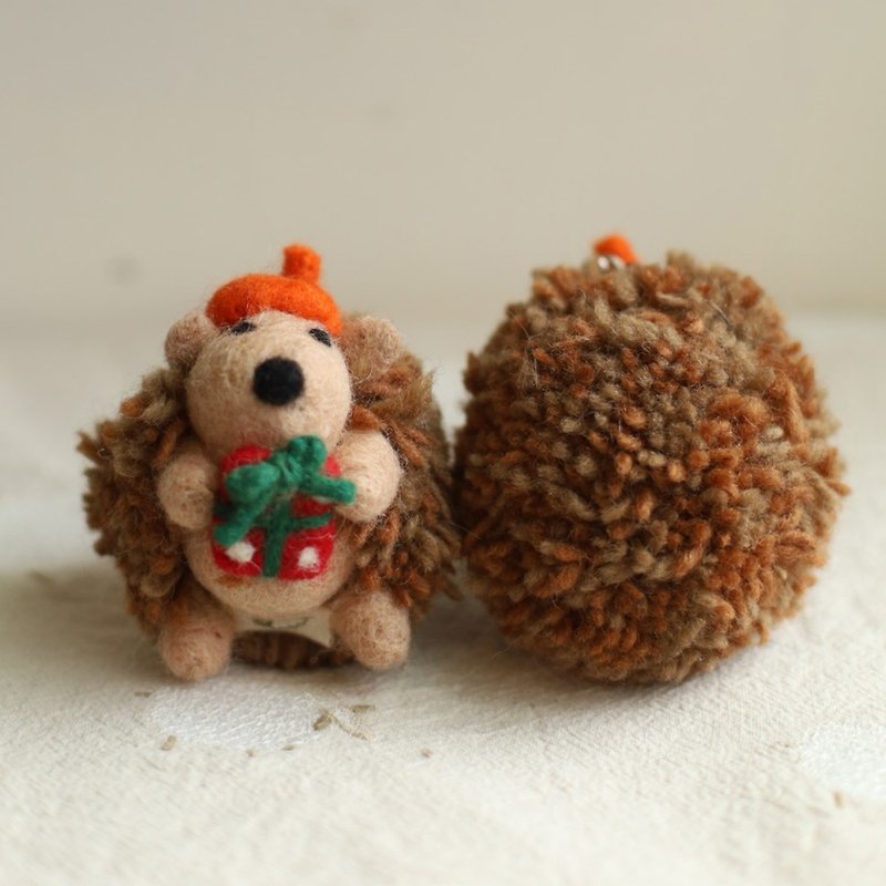 Wool felt keychain-Pengpeng little hedgehog gift suitable for hedgehogs cultural coins - ที่ห้อยกุญแจ - ขนแกะ สีนำ้ตาล
