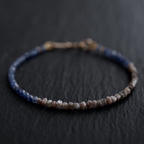 Pearls on a Thread 原石ダイヤモンドとブルーサファイヤのアシンメトリーブレスレット