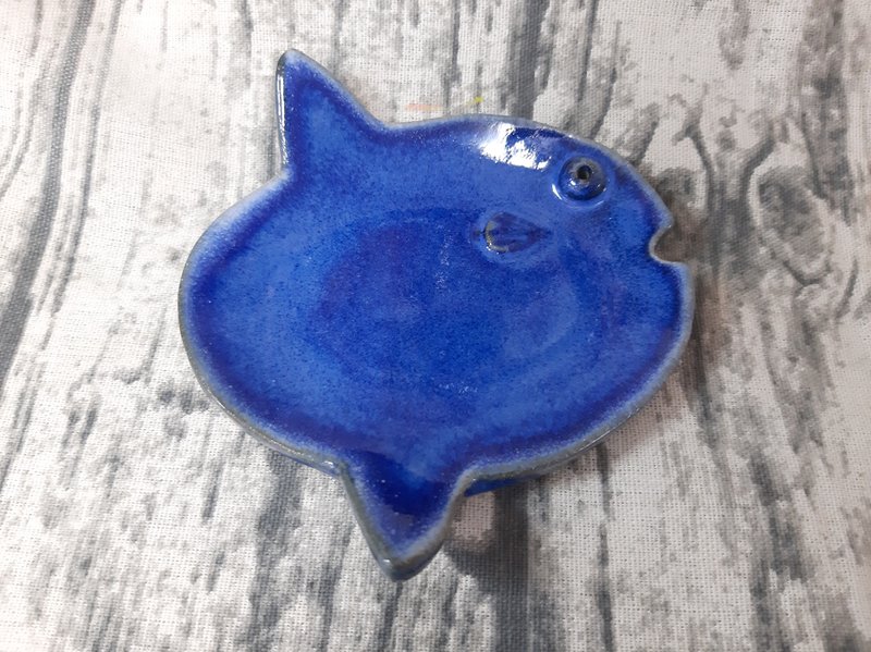 Mambo fish small pottery plate - ของวางตกแต่ง - ดินเผา สีน้ำเงิน