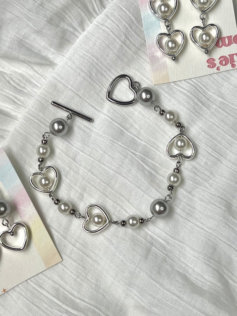 Gray Pearl x Hollow Heart Bracelet丨Pearl Hollow Heart Handmade Beaded Bracelet - Bracelets - Precious Metals 