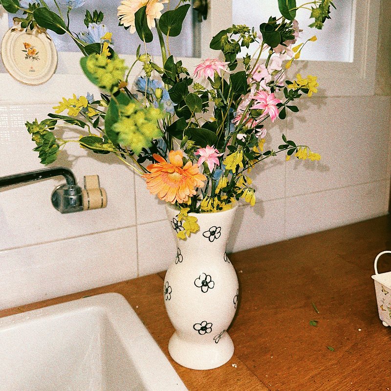 flower candy vase - 花瓶/陶器 - 陶 白色