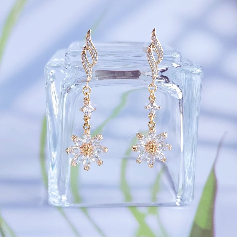 Shine on Sunflower Earrings - ต่างหู - วัสดุอื่นๆ สีทอง