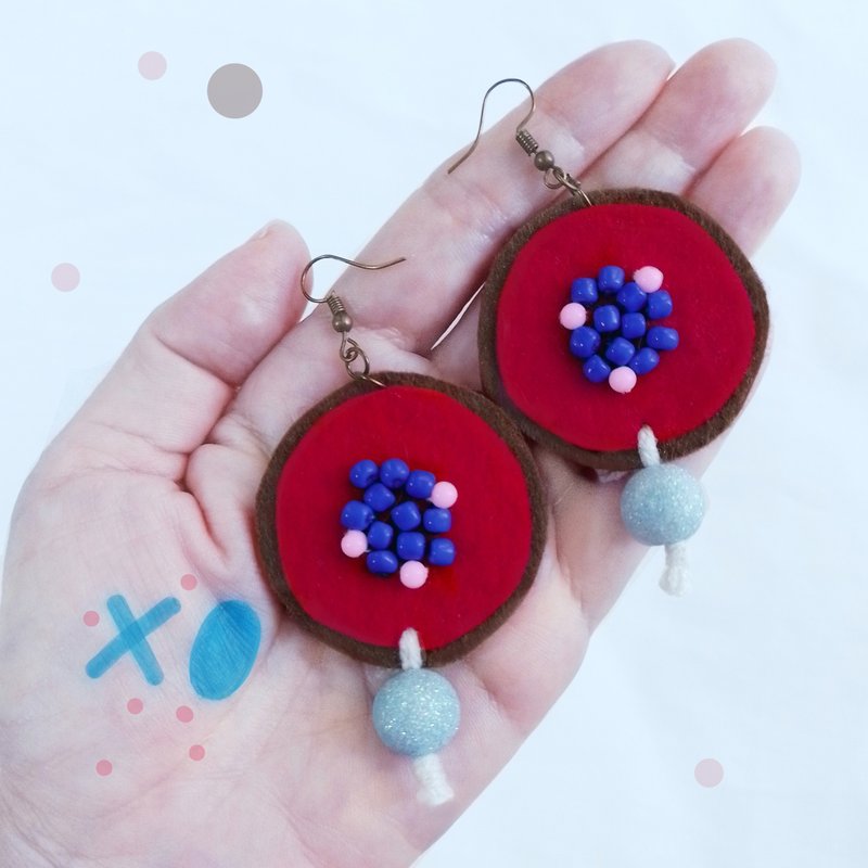 Cute free-form dangle earrings design with hand-stitching on hard felt, beads - 耳環/耳夾/耳骨夾 - 其他材質 紅色
