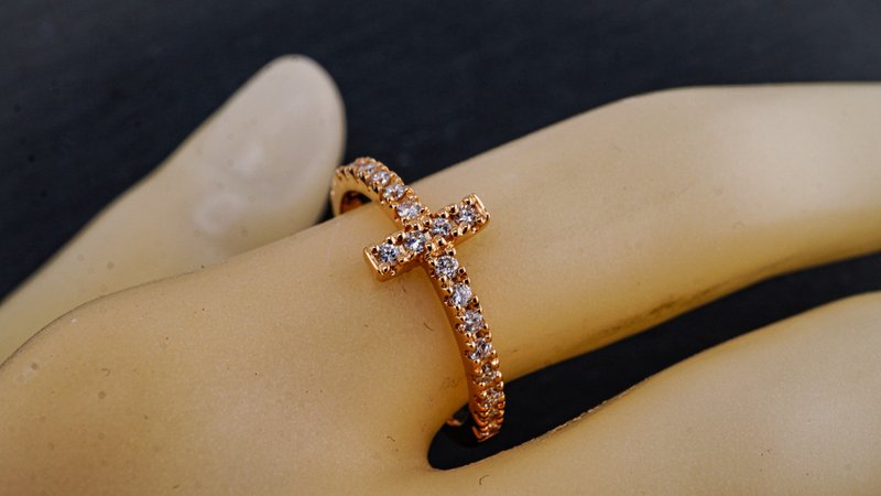 K18 Natural Diamond Cross Ring G-002 - แหวนทั่วไป - โลหะ สีทอง