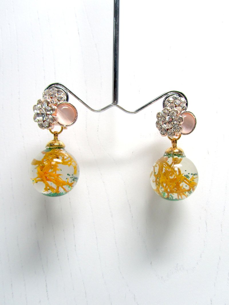 TIMBEE LO Crystal Ball Ocean Small World Earrings Coral Glitter Pairs for sale - ต่างหู - แก้ว สีเหลือง