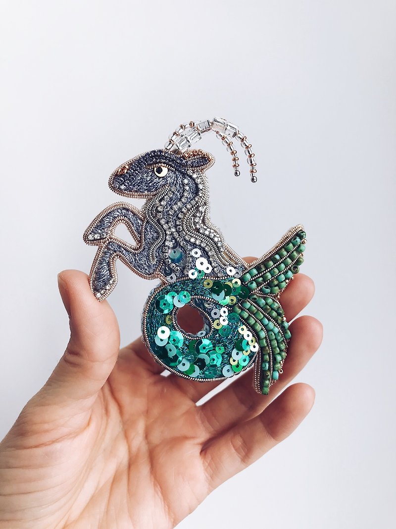 Capricorn Beaded Handmade Brooch, Zodiac Jewelry, Embroidered pin - 胸針 - 玻璃 綠色