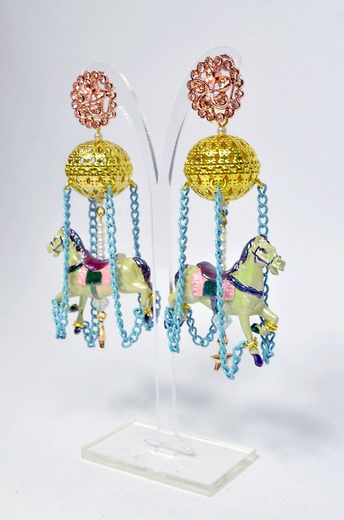 TIMBEE LO Jellyfish Crystal Beads Earrings Glossy Lightweight and Elegant -  Shop timbeelo Earrings & Clip-ons - Pinkoi