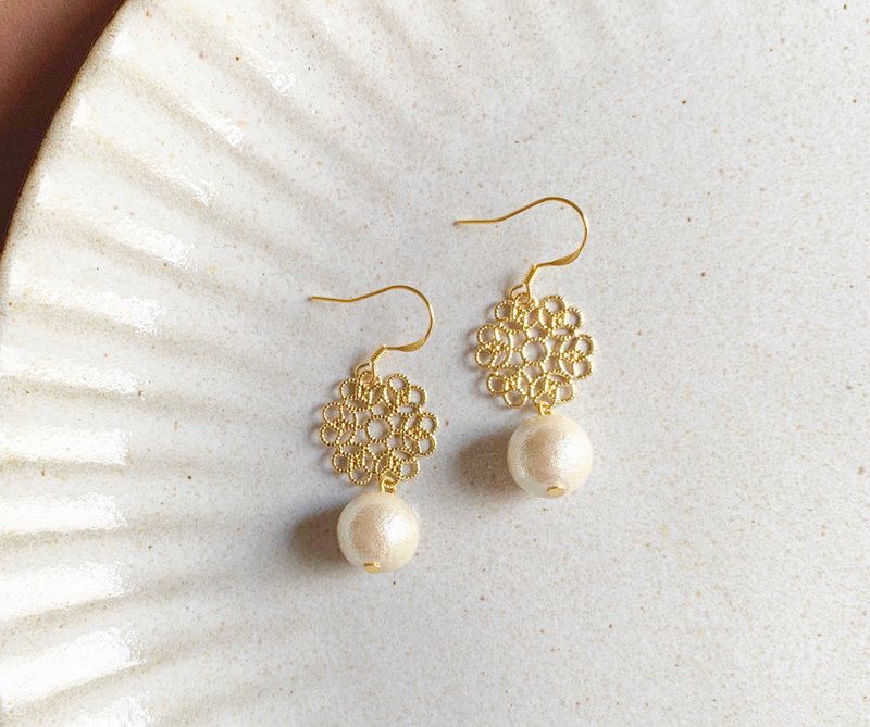 Cotton Pearl Classical Lace Earrings Cotton Pearl - ต่างหู - ไข่มุก สีทอง