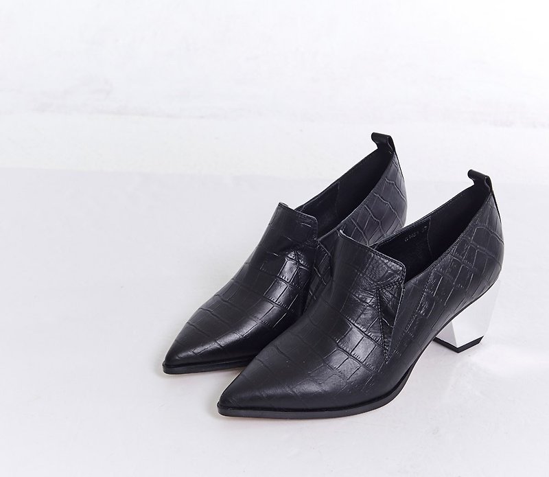 Tall skin pointed thick heel boots black - รองเท้าบูทสั้นผู้หญิง - หนังแท้ สีดำ