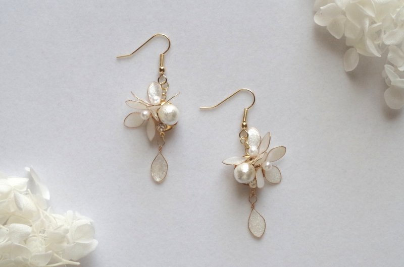 マニキュアフラワーの紫陽花とコットンパールのピアス・Blanc・ゴールド - 耳環/耳夾/耳骨夾 - 其他材質 白色