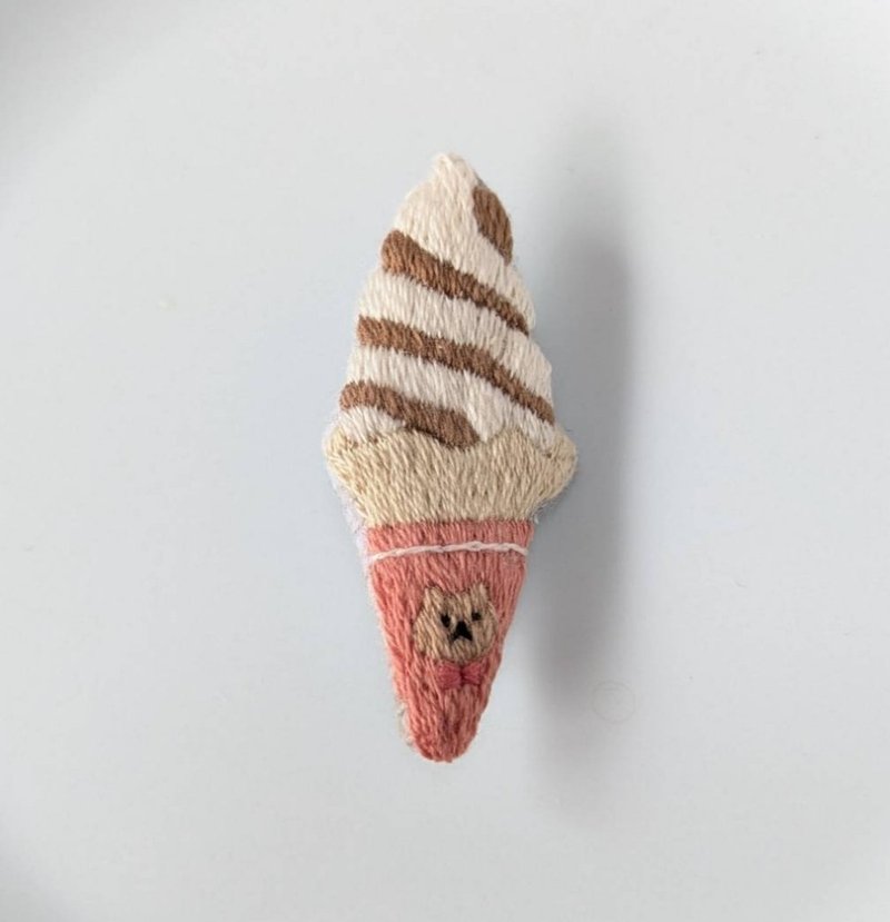 くま印のソフトクリーム　刺繍ブローチ - 胸針 - 繡線 咖啡色