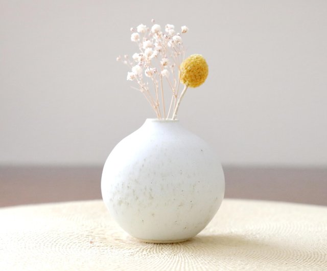 白い結晶釉のふっくら一輪挿し - ショップ あめつち薫る Handwork u0026 Art Studio 花瓶・植木鉢 - Pinkoi