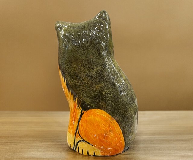 インド・カシミール産の手作りの漆塗りの紙器に描かれた猫の置物