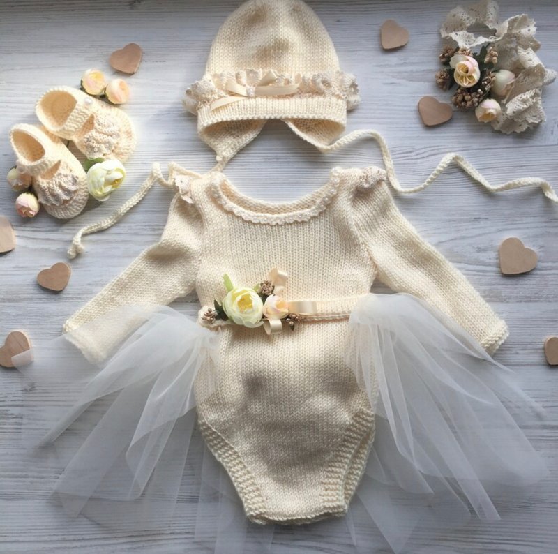 Hand knit beige clothing set for baby girl: romper, tutu skirt, hat, booties. - 包屁衣/連身衣 - 其他材質 