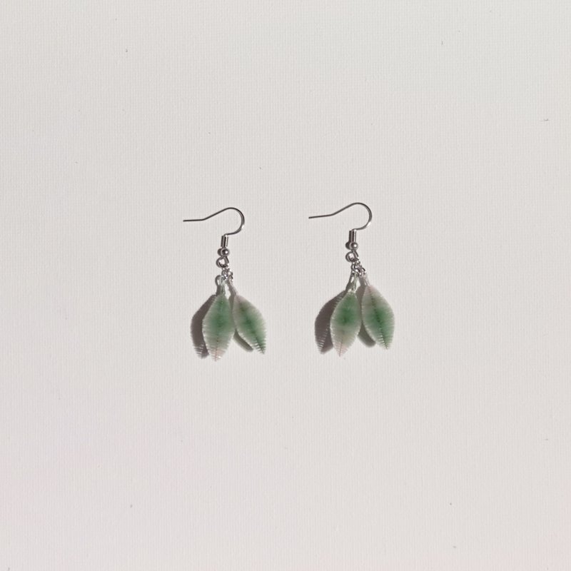 Green earrings sustainable velvet flower craftsmanship - ต่างหู - ไฟเบอร์อื่นๆ สีเขียว