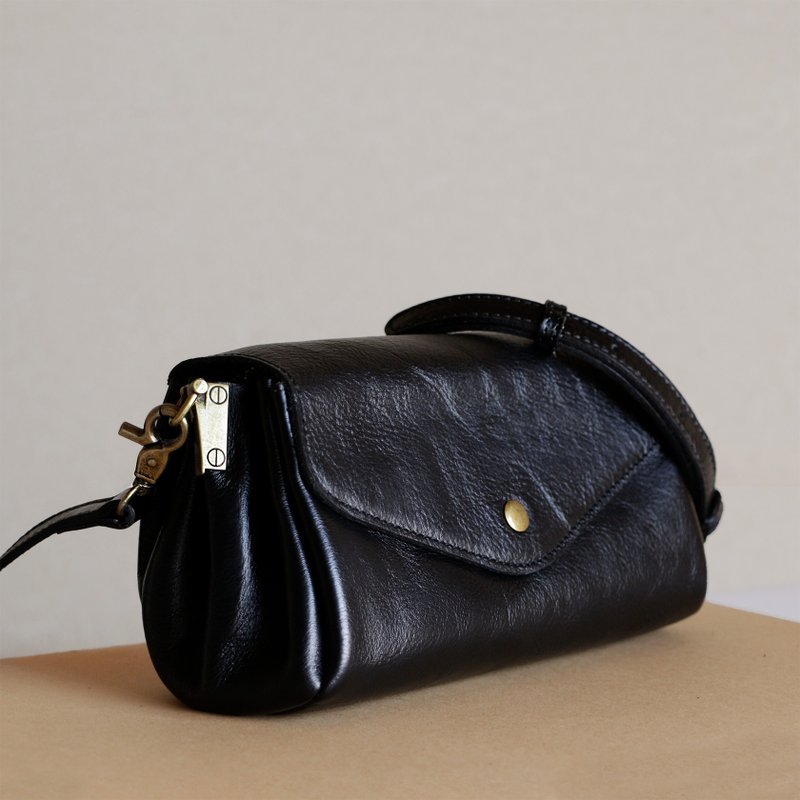 High-quality cowhide shoulder bag, crossbody storage bag, encounter pochette, black color - กระเป๋าแมสเซนเจอร์ - หนังแท้ สีดำ