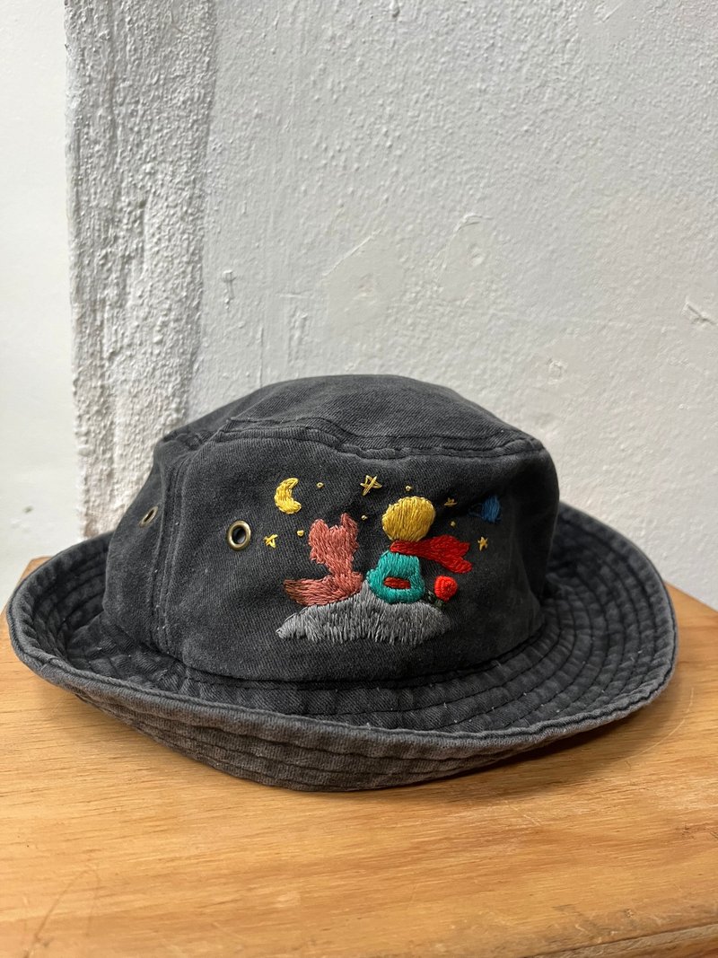 Washed black bucket hats with little prince . - 帽子 - 棉．麻 黑色