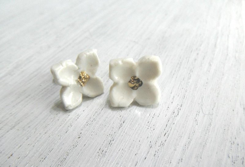 Small flower pieace / earring white - ต่างหู - ดินเผา ขาว